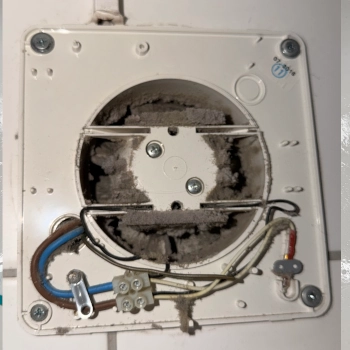 Rengjøring av ventilasjonsrist med støvsuger