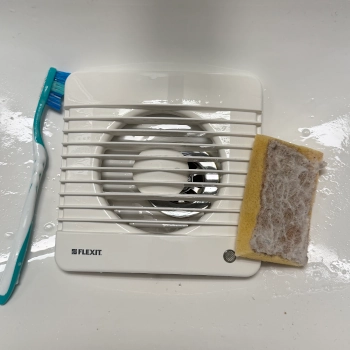 Vask av ventilasjonsdeksel