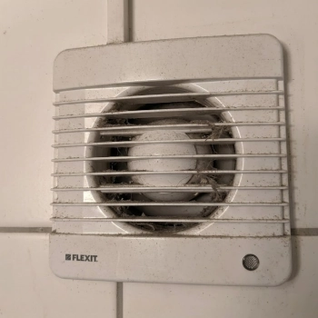 Skitten ventilasjonsrist på badet